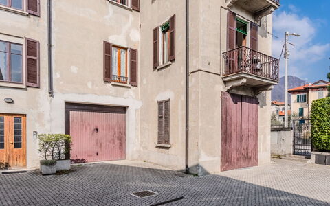 Casa Luvit: Domicile, Porte, Chalet, Cour, Chaise, Mobilier De Jardin, Arrière-Cour, Tableau De Plein Air, Plante D'Appartement, Store
