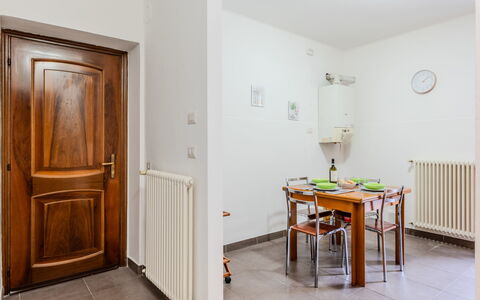 Cozy Holiday Home: Domicile, Porte, Chalet, Cour, Chaise, Mobilier De Jardin, Arrière-Cour, Tableau De Plein Air, Plante D'Appartement, Store