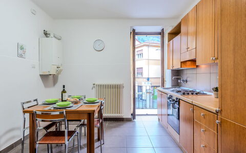 Cozy Holiday Home: Domicile, Porte, Chalet, Cour, Chaise, Mobilier De Jardin, Arrière-Cour, Tableau De Plein Air, Plante D'Appartement, Store