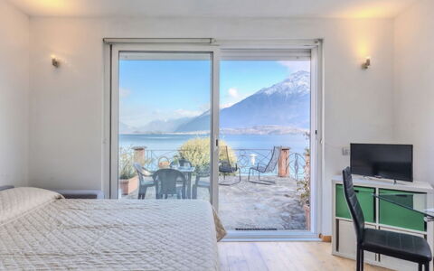 La Terrazza sul Lago: Domicile, Porte, Chalet, Cour, Chaise, Mobilier De Jardin, Arrière-Cour, Tableau De Plein Air, Plante D'Appartement, Store