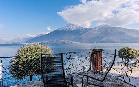 La Terrazza sul Lago: Domicile, Porte, Chalet, Cour, Chaise, Mobilier De Jardin, Arrière-Cour, Tableau De Plein Air, Plante D'Appartement, Store