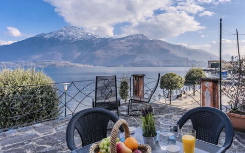 La Terrazza sul Lago: Domicile, Porte, Chalet, Cour, Chaise, Mobilier De Jardin, Arrière-Cour, Tableau De Plein Air, Plante D'Appartement, Store