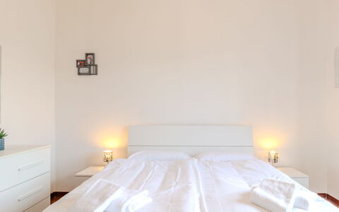 Onda Blu: Lit, Chambre, Meubles, Design Intérieur, Literie, Drap De Lit, Bois, Sol, Plafond, Pièce