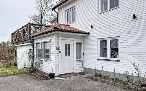 Stadsro: Domicile, Porte, Chalet, Cour, Chaise, Mobilier De Jardin, Arrière-Cour, Tableau De Plein Air, Plante D'Appartement, Store
