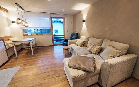 Enzian: Meubles, Design Intérieur, Sol, Sol, Mur, Canapé, Bois, Plafond, Pièce, Salon