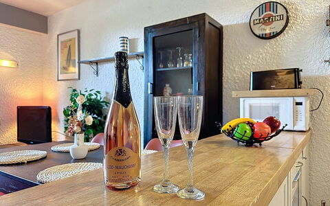 Les Dunes: Bouteille, Meubles, Design Intérieur, Drinkware, Bouteille En Verre, Bouteille De Vin, Bar, Du Vin
