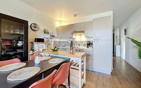 Les Dunes: Meubles, Cuisine, Design Intérieur, Comptoir, Sol, Appareil De Cuisine, Cabinetry, Principaux Appliance, Bois, Sol