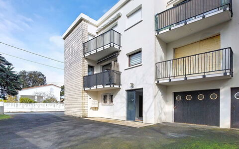 Juliette: Zone Résidentielle, Appartement, Balcon, Porte, Condominium, Béton, Porte, Allée, Plâtre