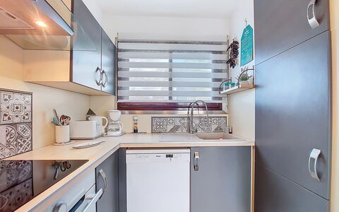 Juliette: Cuisine, Comptoir, Appareil De Cuisine, Principaux Appliance, Design Intérieur, Cabinetry, Bois, Meubles, Luminaire Plomberie, Sol