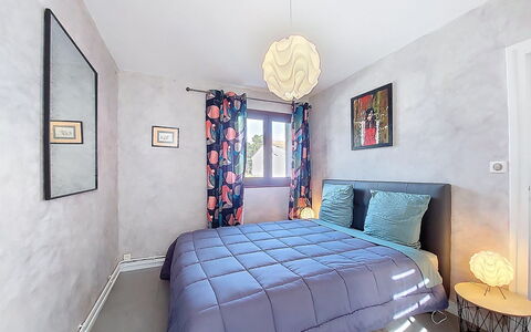 Juliette: Meubles, Design Intérieur, Chambre, Lit, Sol, Sol, Pièce, Plafond, Drap De Lit, Domicile