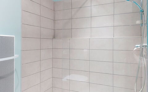 U Centru: Blanc, Salle De Bains, Luminaire Plomberie, Sol, Sol, Douche, Tuile, Plomberie, Tete De Douche