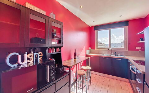 U Centru: Design Intérieur, Cuisine, Comptoir, Principaux Appliance, Meubles, Plafond, Cabinetry, Sol, Éclairage, Appareil De Cuisine
