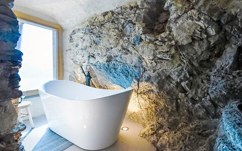 Valtellina 645: Luminaire Plomberie, Baignoire, Matériau Naturel, Salle De Bains, Mur De Pierre, Plomberie, Tuile, Robinet