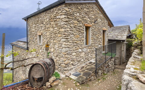 Valtellina 645: Mur, Bâtiment, Maison, Architecture, Chalet, Toit, Zone Rurale, Porte, Établissements Humains, Domicile