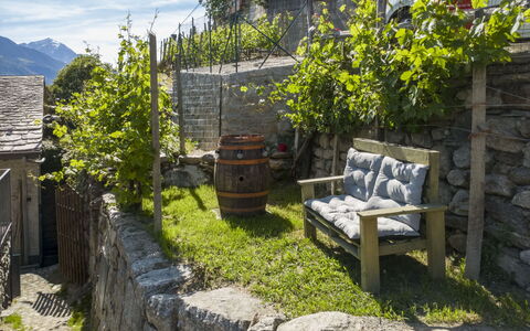 Valtellina 645: Mur De Pierre, Chaîne De Montagnes, Pot De Fleur, Dalle, Jardin, Mobilier De Jardin, Plante D'Appartement, Aménagement Paysager, Arrière-Cour, Alpes
