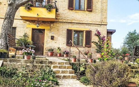 Velia'S House: Mur, Jaune, Maison, Arbuste, Porte, Domicile, Pot De Fleur, Jardin, Chalet
