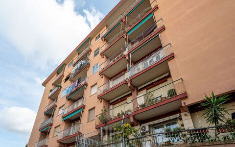Jana: Jour, Mur, Bâtiment, Fenêtre, Appartement, Zone Résidentielle, Façade, Zone Urbaine, Quartier, Architecture