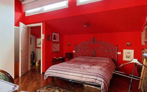Isola: Design Intérieur, Meubles, Chambre, Lit, Rouge, Mur, Plafond, Literie, Drap De Lit, Sol