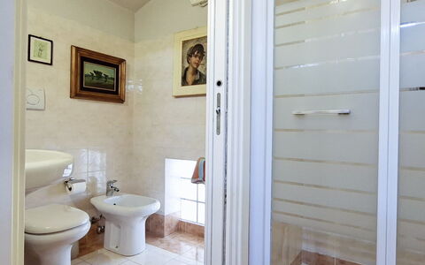 Isola: Sol, Sol, Luminaire Plomberie, Design Intérieur, Porte, Salle De Bains, Pièce, Plomberie, Toilette, Tuile