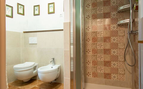 Torre: Salle De Bains, Siège De Toilette, Sol, Luminaire Plomberie, Sol, Toilette, Design Intérieur, Lavabo, Évier, Robinet
