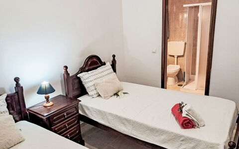 Albuquerque: Meubles, Lit, Sol, Chambre, Sol, Bois, Design Intérieur, Drap De Lit, Pièce, Literie