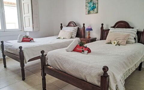 Albuquerque: Meubles, Lit, Chambre, Literie, Drap De Lit, Bois, Sol, Design Intérieur, Sol, Linge