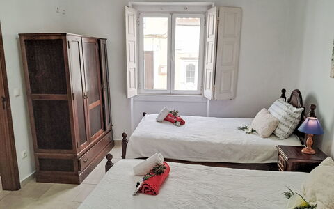 Albuquerque: Meubles, Chambre, Bois, Sol, Lit, Sol, Design Intérieur, Pièce, Drap De Lit, Literie
