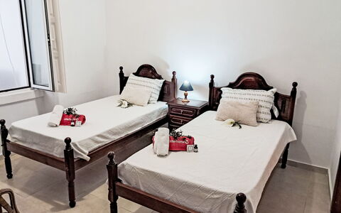 Albuquerque: Meubles, Lit, Chambre, Sol, Design Intérieur, Sol, Bois, Literie, Drap De Lit, Pièce