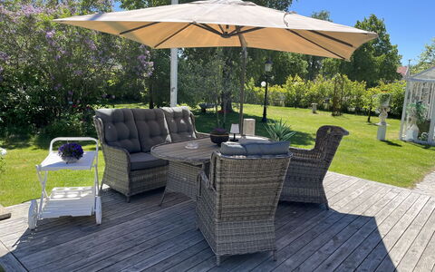 Herrgården: Parapluie, Meubles, Mobilier De Jardin, Tableau De Plein Air, Chaise, Ombre, Jardin, Plate-Forme, Patio, Dur