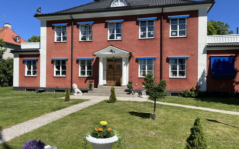 Herrgården: Bâtiment, Fenêtre, Maison, Domicile, Toit, Porte, Façade, Zone Résidentielle, Chalet, Biens