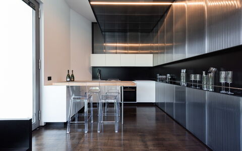 Villa Bilor Luxe: Design Intérieur, Meubles, Sol, Cuisine, Plafond, Sol, Éclairage, Comptoir, Chaise, Appareil De Cuisine