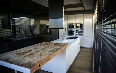 Villa Bilor Luxe: Design Intérieur, Sol, Meubles, Cuisine, Comptoir, Bois, Sol, Plafond, Cabinetry, Éclairage