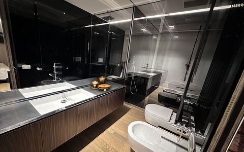 Villa Bilor Luxe: Design Intérieur, Sol, Luminaire Plomberie, Sol, Salle De Bains, Plomberie, Lavabo, Robinet, Éclairage, Armoire De Toilette