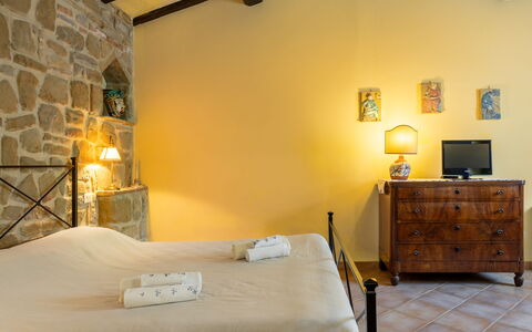 Il Giuncheto Apartments, Pool, Umbrian Countryside: Meubles, Mur, Design Intérieur, Sol, Plafond, Sol, Pièce, Domicile, Lit, Chambre