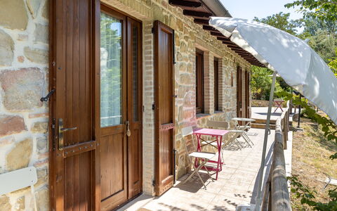 Il Giuncheto Apartments, Pool, Umbrian Countryside: Bois, Porte, Accueil Porte, Chalet, Porche, Dur, Tache De Bois, Ombre, Pot De Fleur, Cour