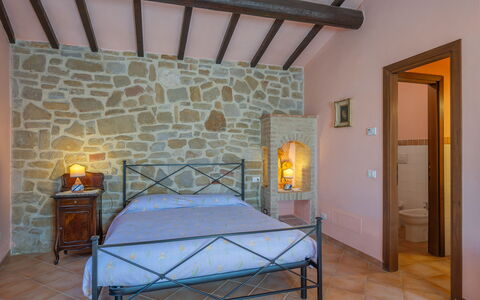 Il Giuncheto Apartments, Pool, Umbrian Countryside: Meubles, Design Intérieur, Sol, Sol, Lit, Plafond, Chambre, Pièce, Domicile, Literie