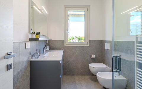 La Serena: Salle De Bains, Luminaire Plomberie, Sol, Mur, Design Intérieur, Évier, Sol, Lavabo, Toilette, Robinet
