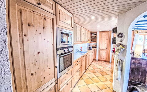 Chalet le Rhônasson: Bois, Cuisine, Domicile, Comptoir, Design Intérieur, Cabinetry, Plafond, Pièce, Tache De Bois, Dur