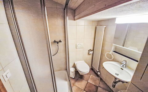 Chalet le Rhônasson: Sol, Sol, Design Intérieur, Pièce, Chambre, Lit, Plafond, Drap De Lit, Literie, Cadre De Lit