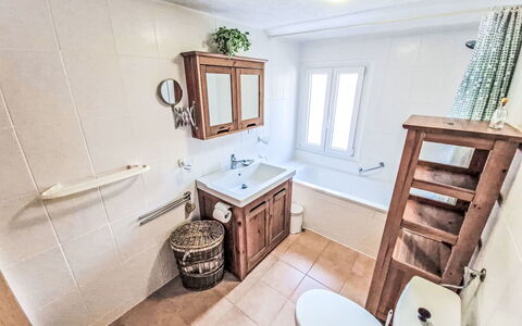 Chalet le Rhônasson: Luminaire Plomberie, Évier, Lavabo, Salle De Bains, Sol, Sol, Robinet, Plomberie, Armoire De Toilette, Design Intérieur