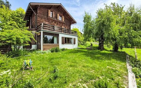 Chalet le Rhônasson: Bâtiment, Herbe, Maison, Domicile, Architecture, Arbuste, Chalet, Zone Rurale, Toit