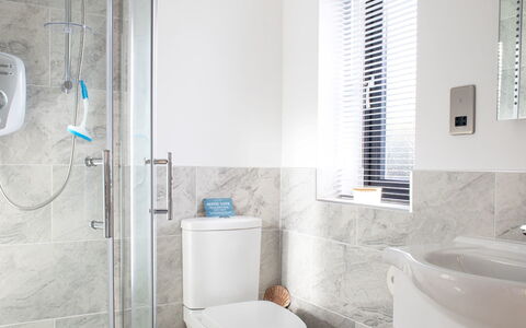 The Studio: Salle De Bains, Luminaire Plomberie, Design Intérieur, Sol, Sol, Évier, Toilette, Siège De Toilette, Robinet, Plomberie