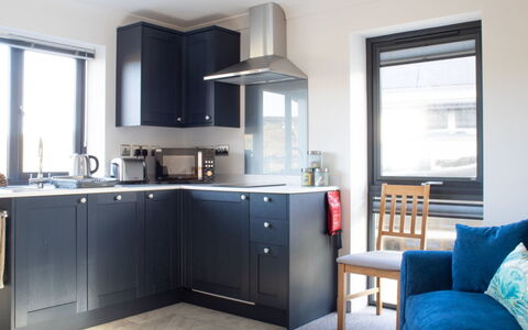 The Studio: Meubles, Cuisine, Appareil De Cuisine, Comptoir, Design Intérieur, Cabinetry, Principaux Appliance, Sol, Luminaire, Électroménager