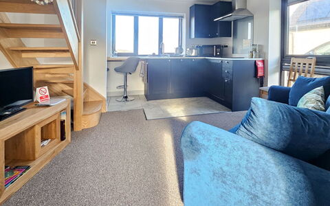 The Studio: Meubles, Design Intérieur, Sol, Sol, Appartement, Plafond, Canapé, Salon, Domicile, Pièce