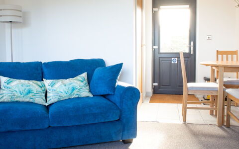 The Studio: Meubles, Bleu, Design Intérieur, Canapé, Sol, Sol, Pièce, Throw Pillow, Salon, Éclairage