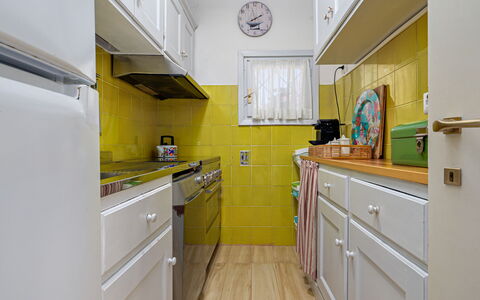 Residenza Rudalza: Cuisine, Appareil De Cuisine, Principaux Appliance, Jaune, Design Intérieur, Sol, Comptoir, Cabinetry, Sol, Pièce