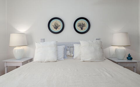 Residenza Rudalza: Lit, Meubles, Literie, Chambre, Drap De Lit, Linge, Design Intérieur, Textile, Throw Pillow, Éclairage