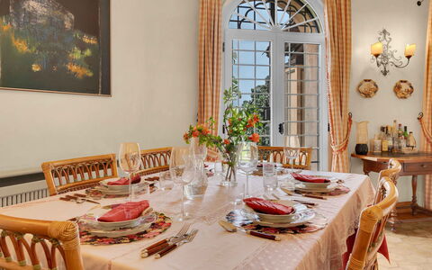 Villa Polistena: Meubles, Design Intérieur, Chaise, Table, Salle À Manger, Vaisselle, Table Cuisine Et Salle A Manger, Nappe De Table, Pièce, Textile