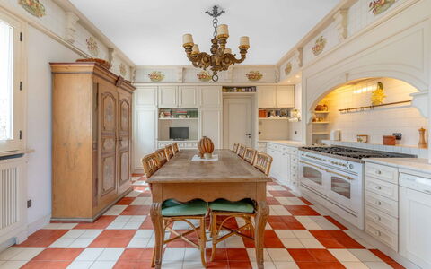Villa Polistena: Design Intérieur, Sol, Cuisine, Sol, Meubles, Bois, Plafond, Comptoir, Cabinetry, Éclairage