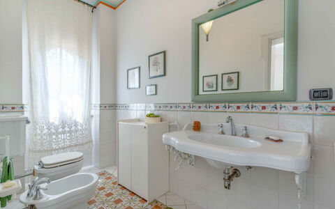 Villa Polistena: Design Intérieur, Sol, Luminaire Plomberie, Sol, Évier, Lavabo, Salle De Bains, Tuile, Robinet, Plomberie